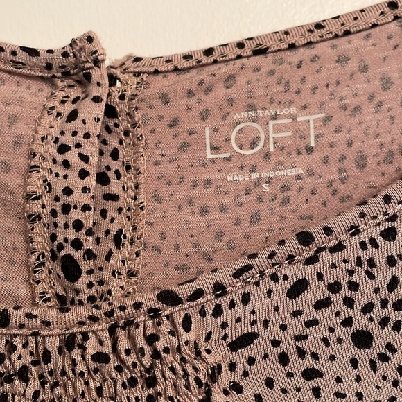 Ann Taylor Loft women’s small top. Banded waistband. Button back. - Picture 3 of 6